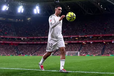 بعد شائعات الرحيل.. "آس" تنهي الجدل حول مستقبل أرنولد مع ريال مدريد
